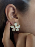 گوشواره میناکاری طرح گل بابونه