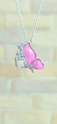 گردنبند طرح پروانه صورتی